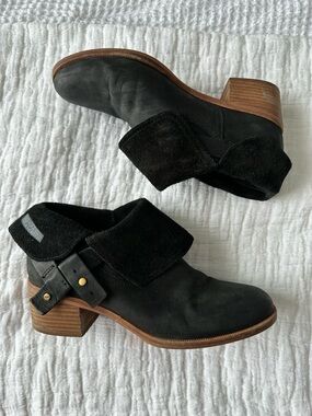 UGG Leather Ankle Boots Womens 9 Black Wrap Strap Fold Over Shearling Moto Boots